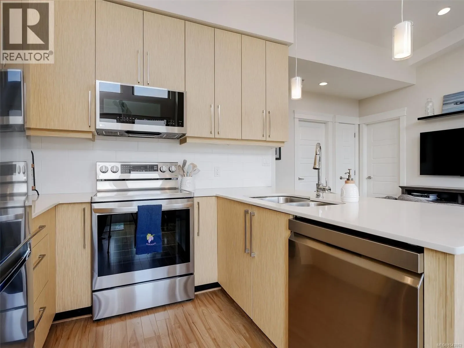 401 7161 West Saanich Rd