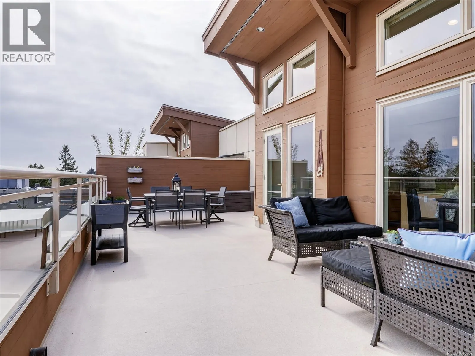 401 7161 West Saanich Rd