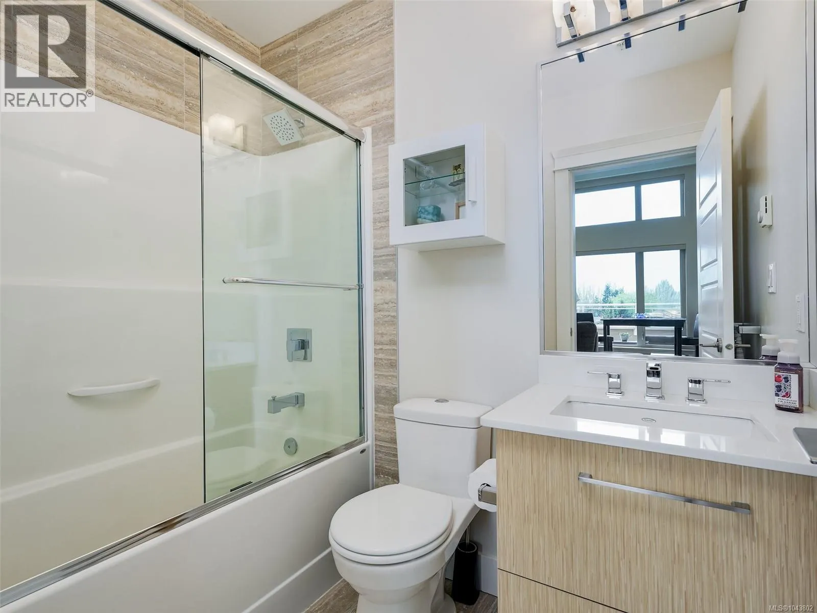 401 7161 West Saanich Rd