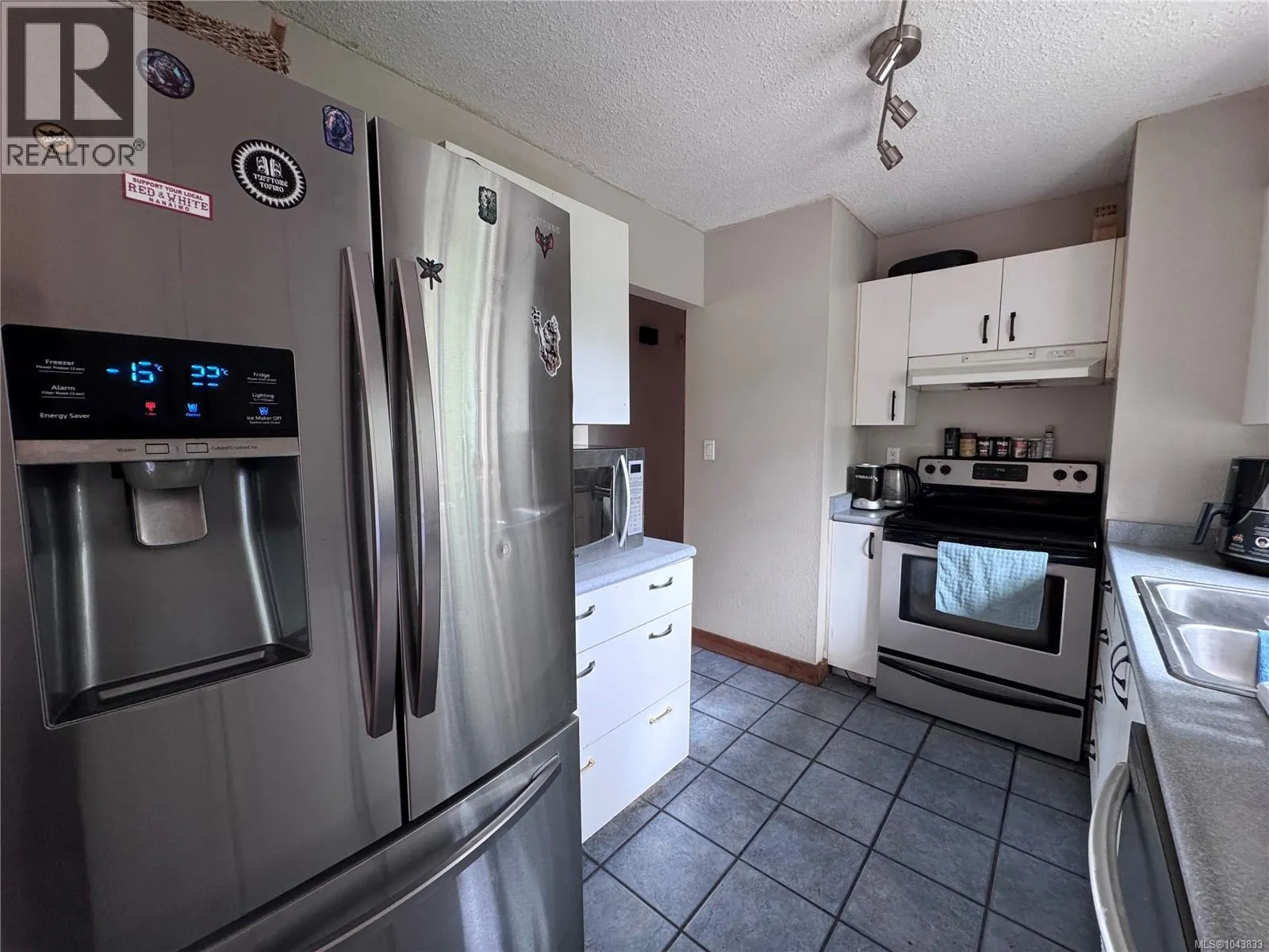 1690 Holly Cres