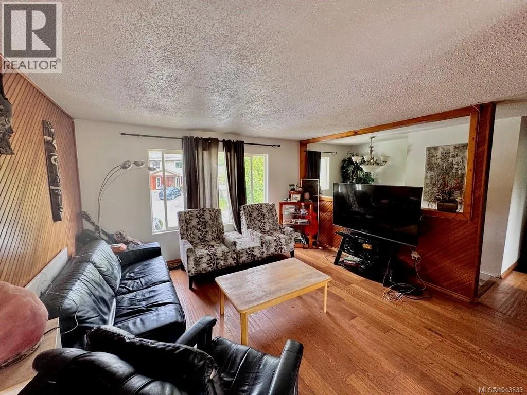 1690 Holly Cres