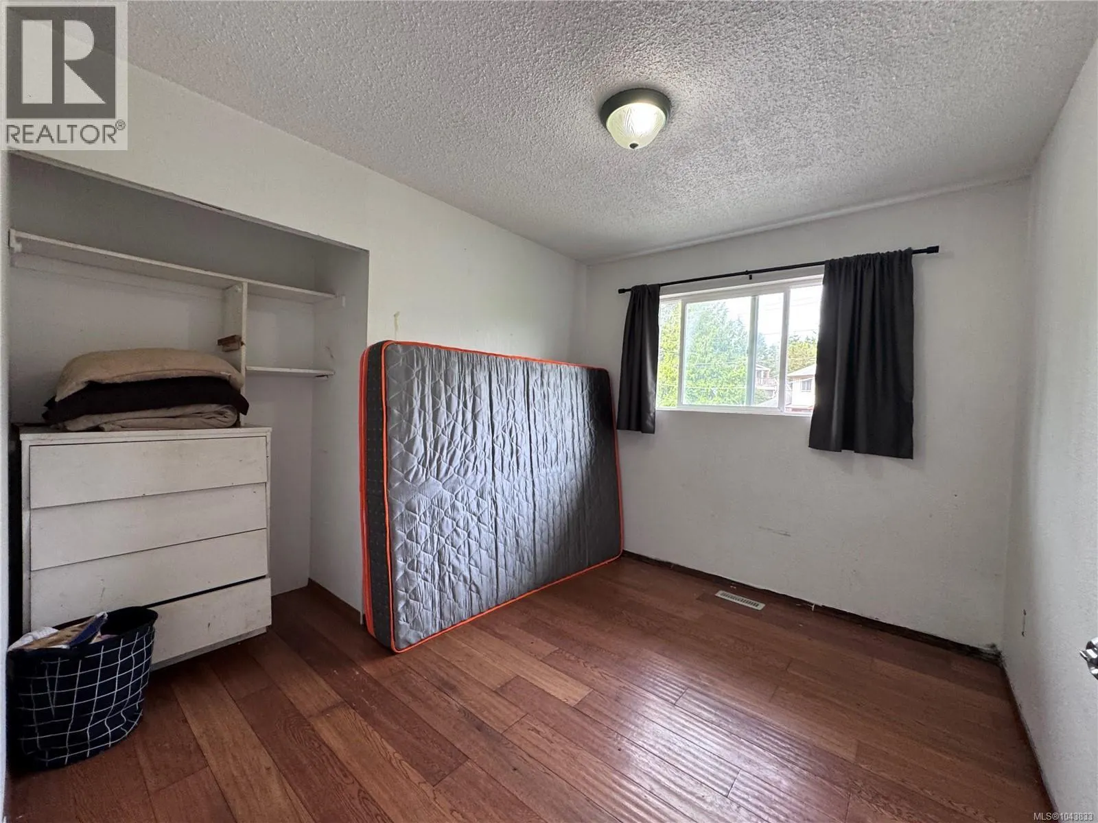 1690 Holly Cres