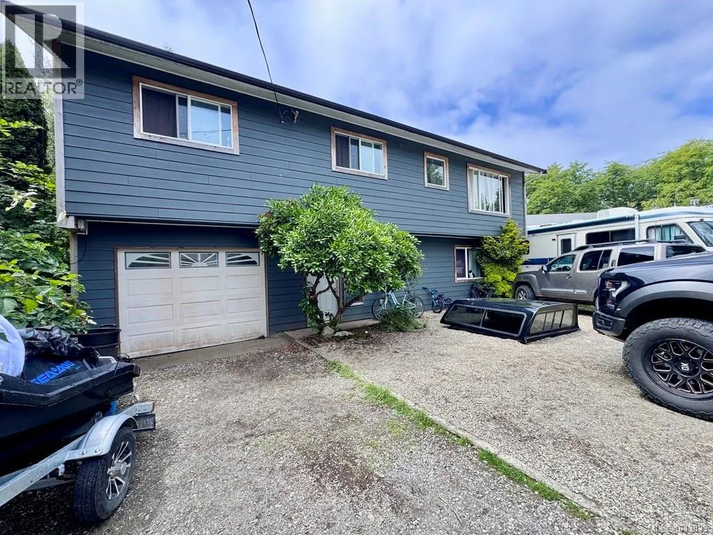 1690 Holly Cres