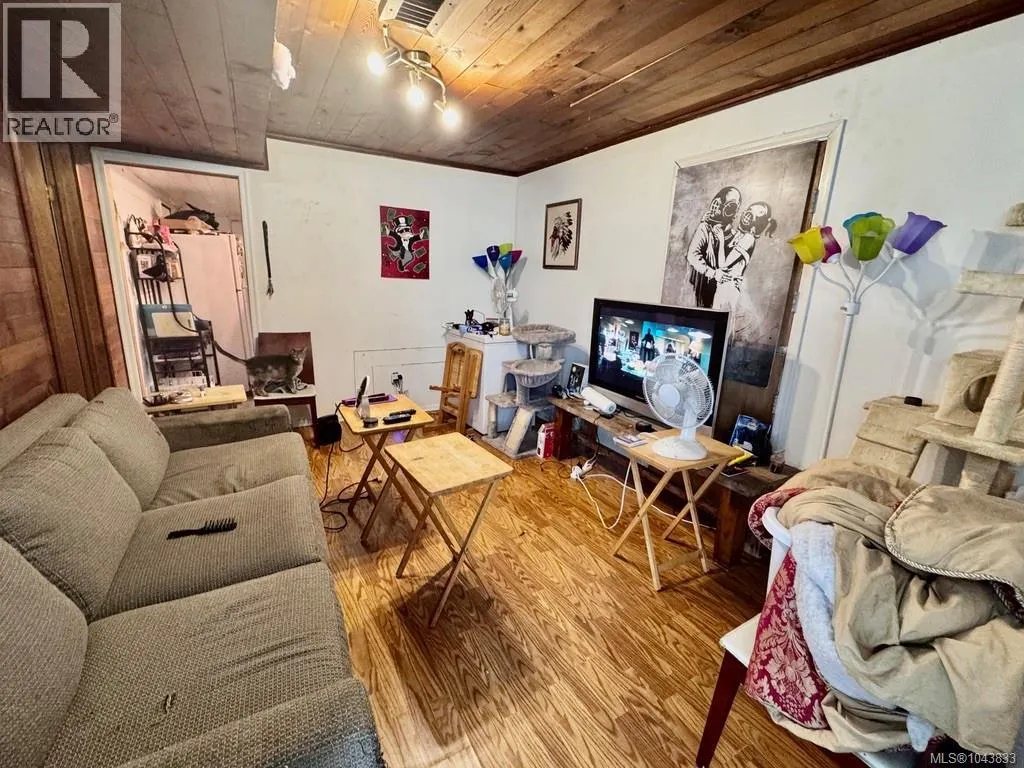1690 Holly Cres