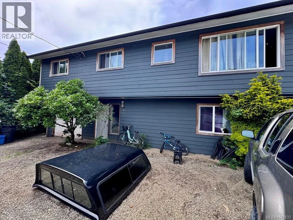 1690 Holly Cres