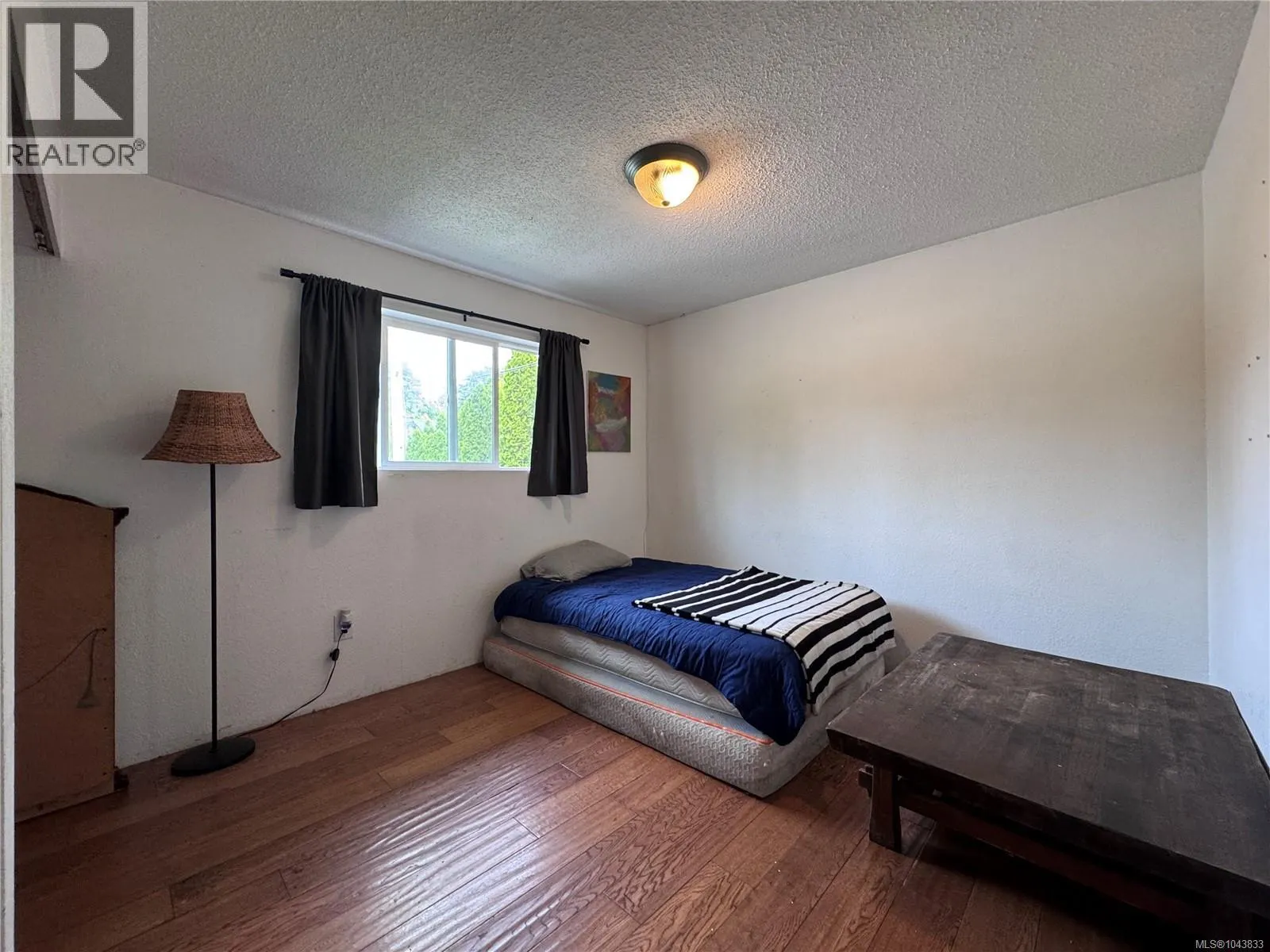 1690 Holly Cres