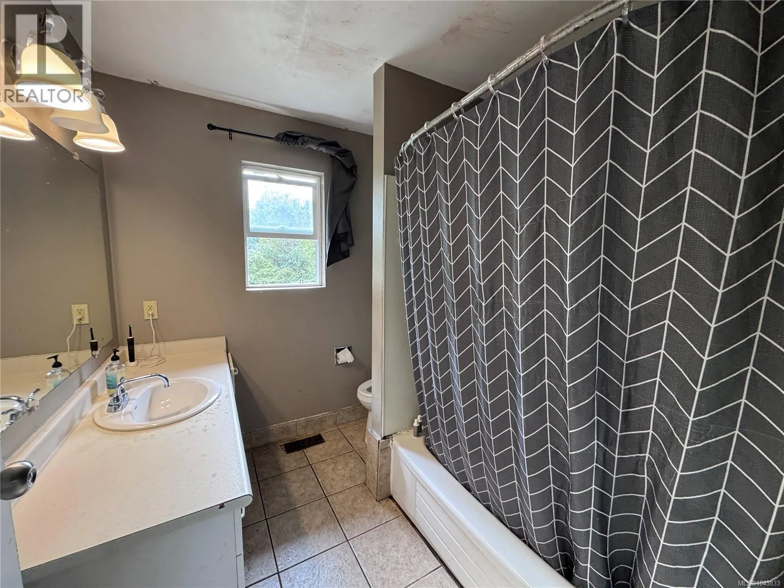 1690 Holly Cres