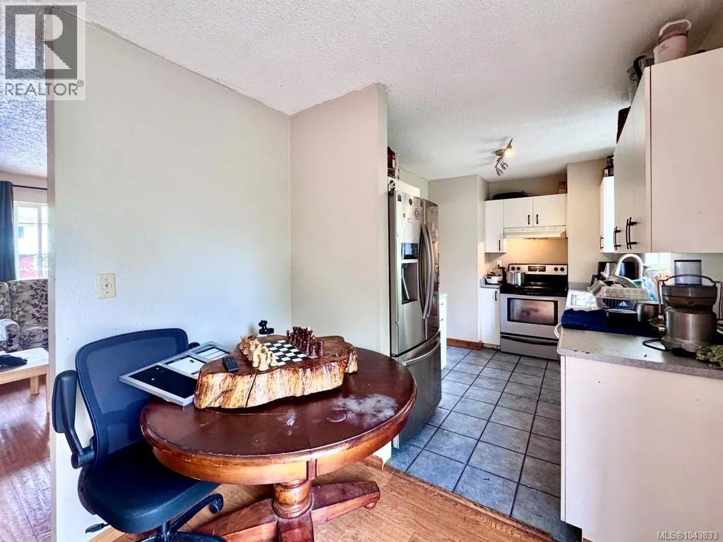 1690 Holly Cres
