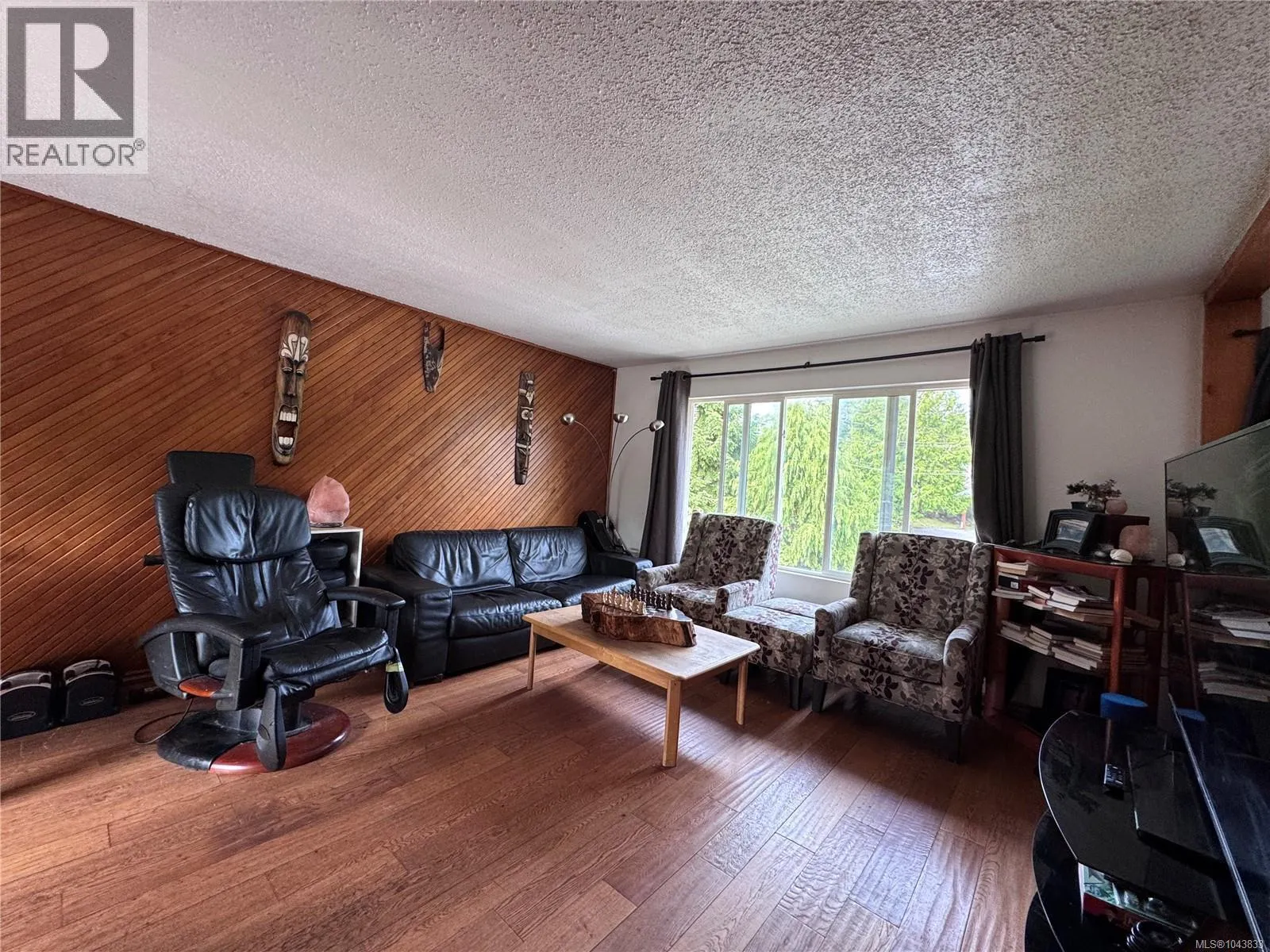 1690 Holly Cres