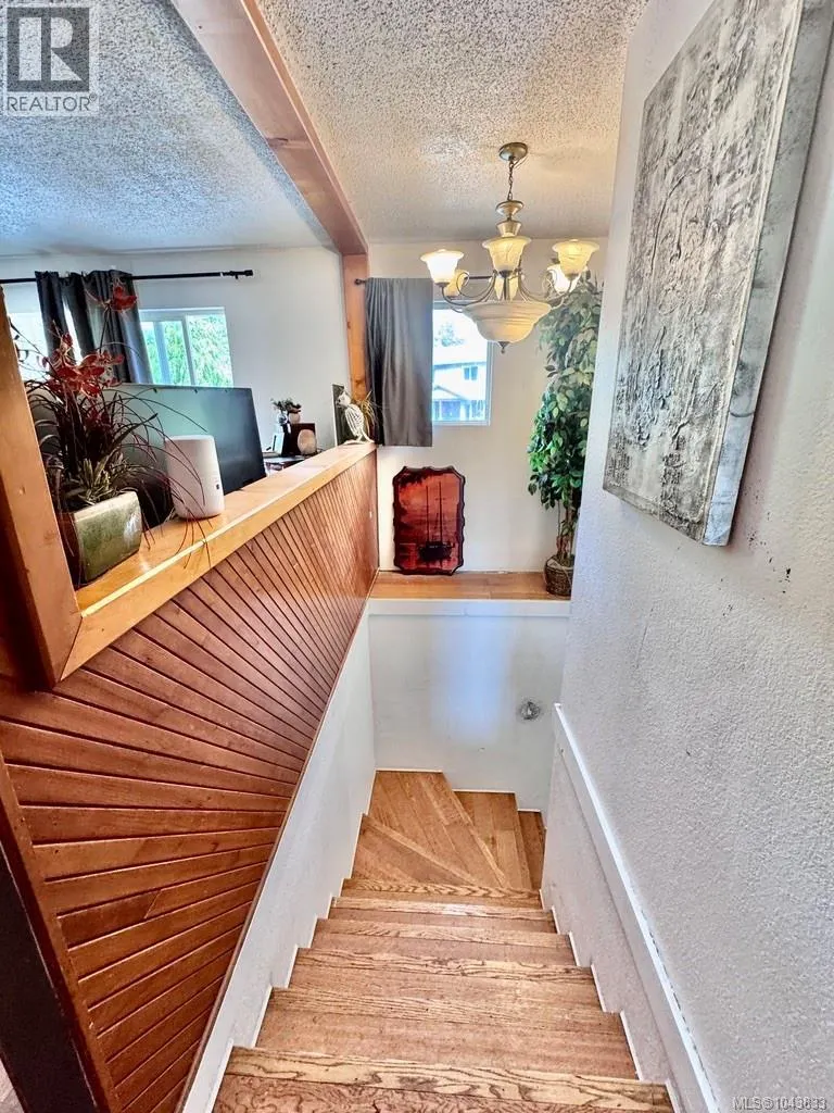 1690 Holly Cres