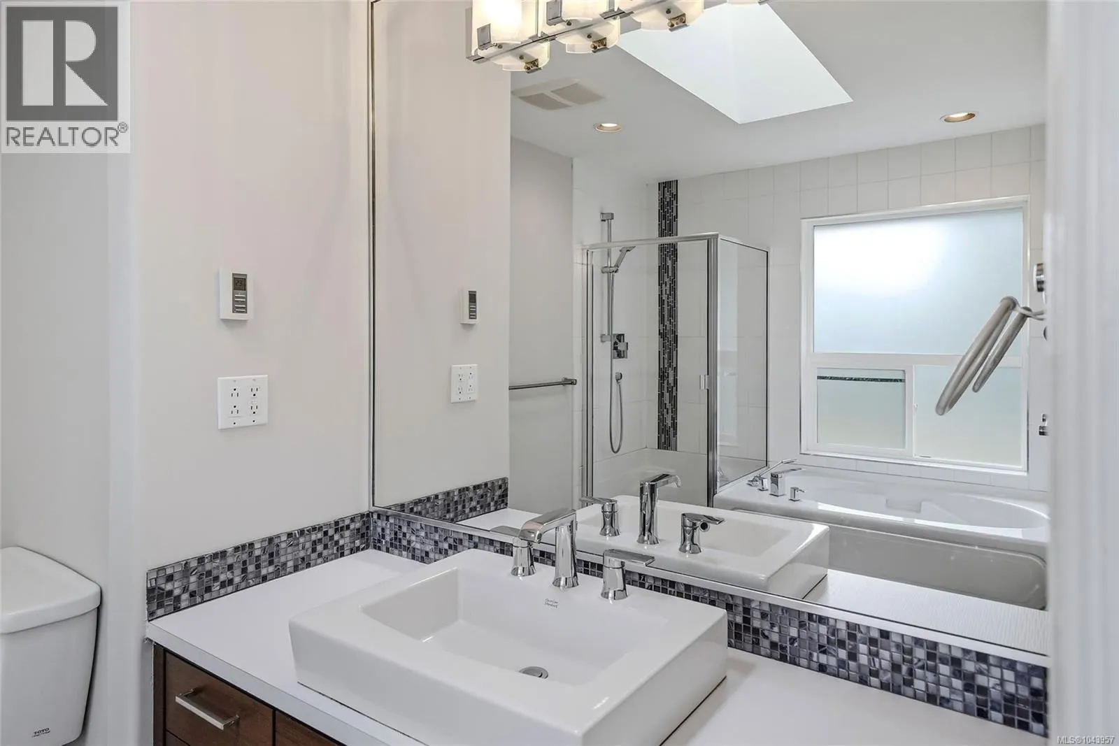 1688 Maple Bay Rd