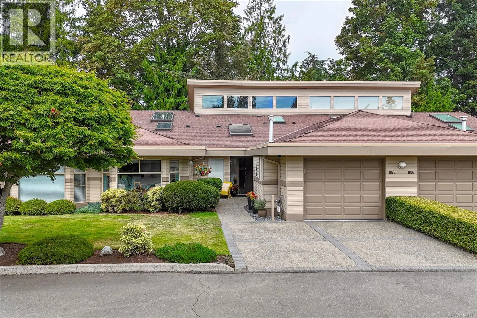 888 Lakes Blvd