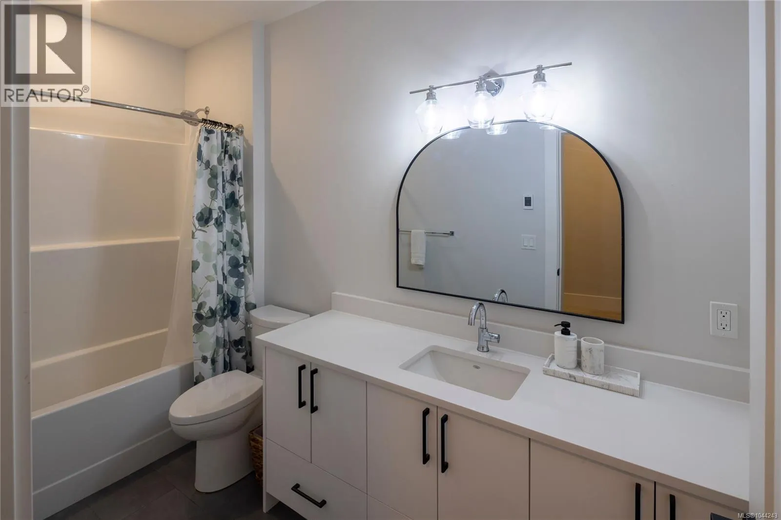 613 Medalist Ave