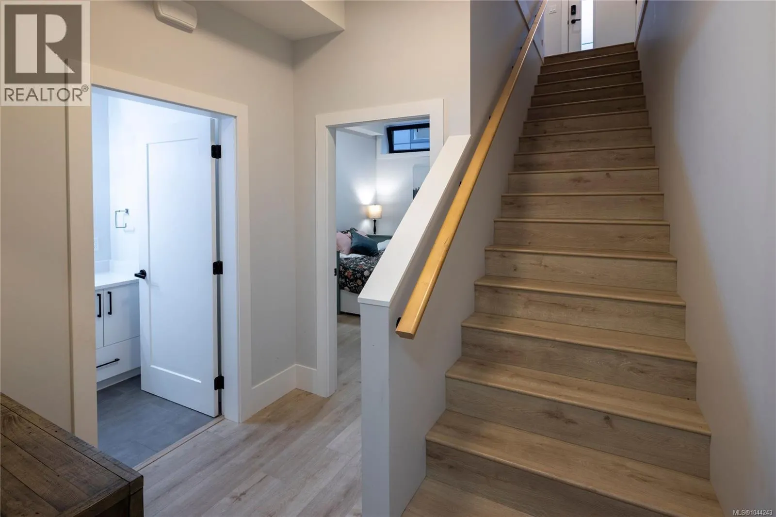 613 Medalist Ave