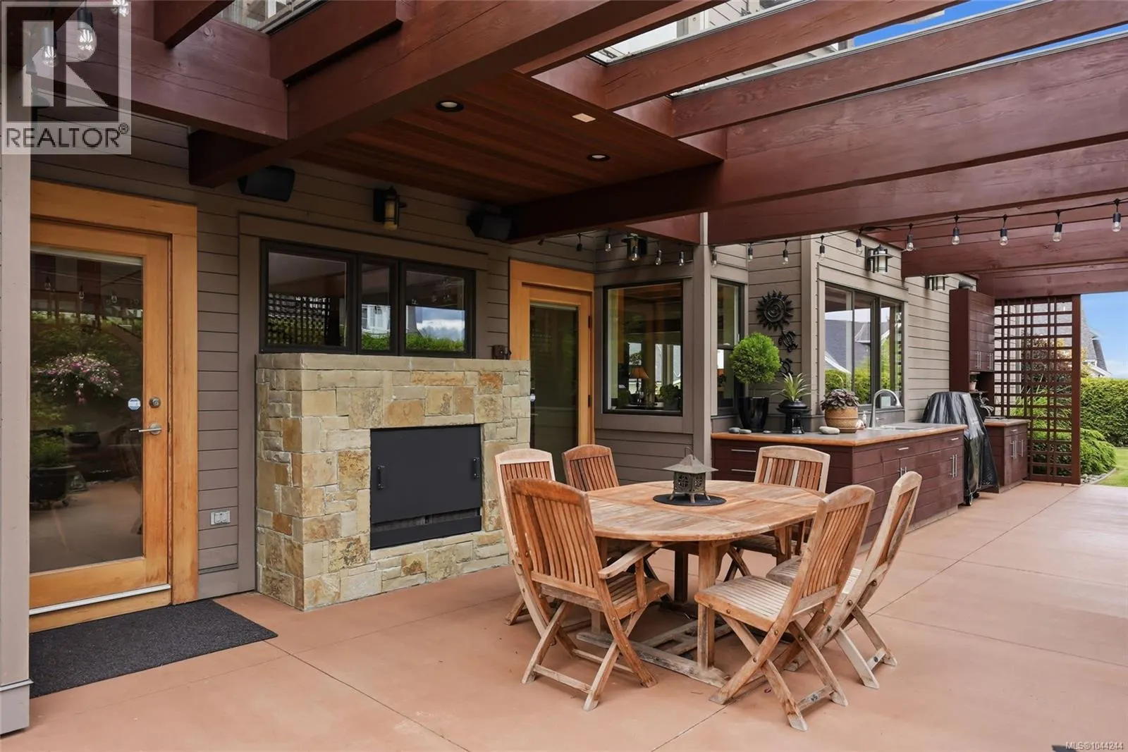 880 Bluffs Dr