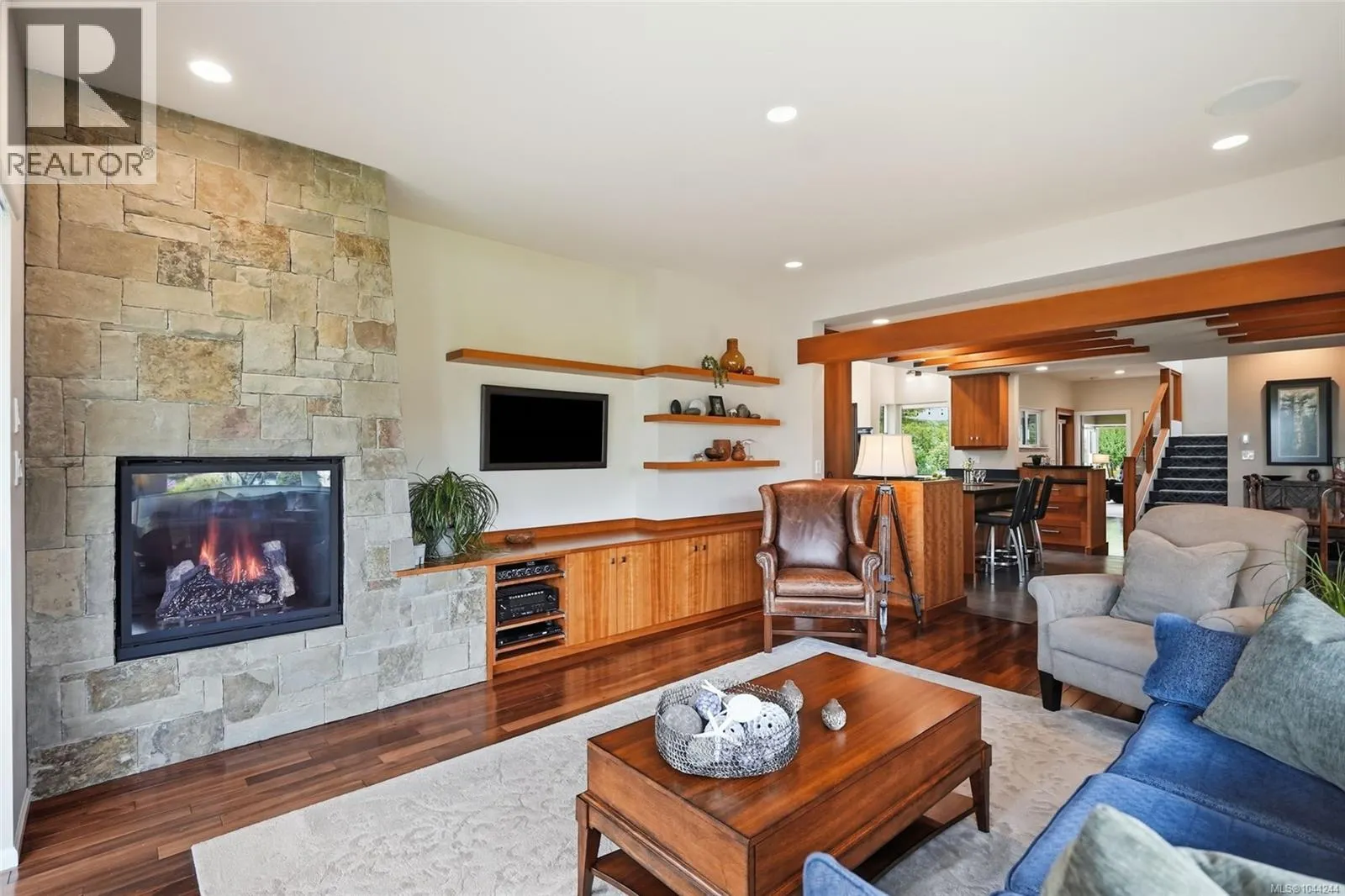 880 Bluffs Dr