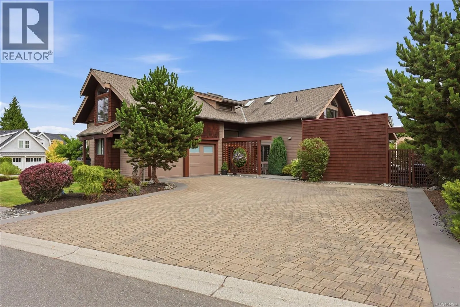 880 Bluffs Dr