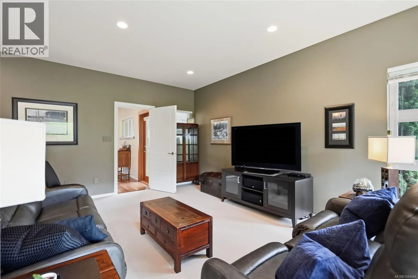 880 Bluffs Dr