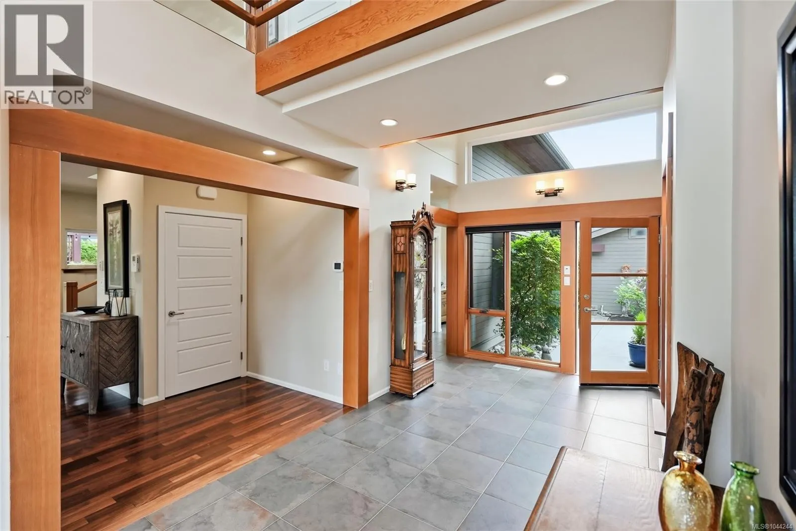 880 Bluffs Dr