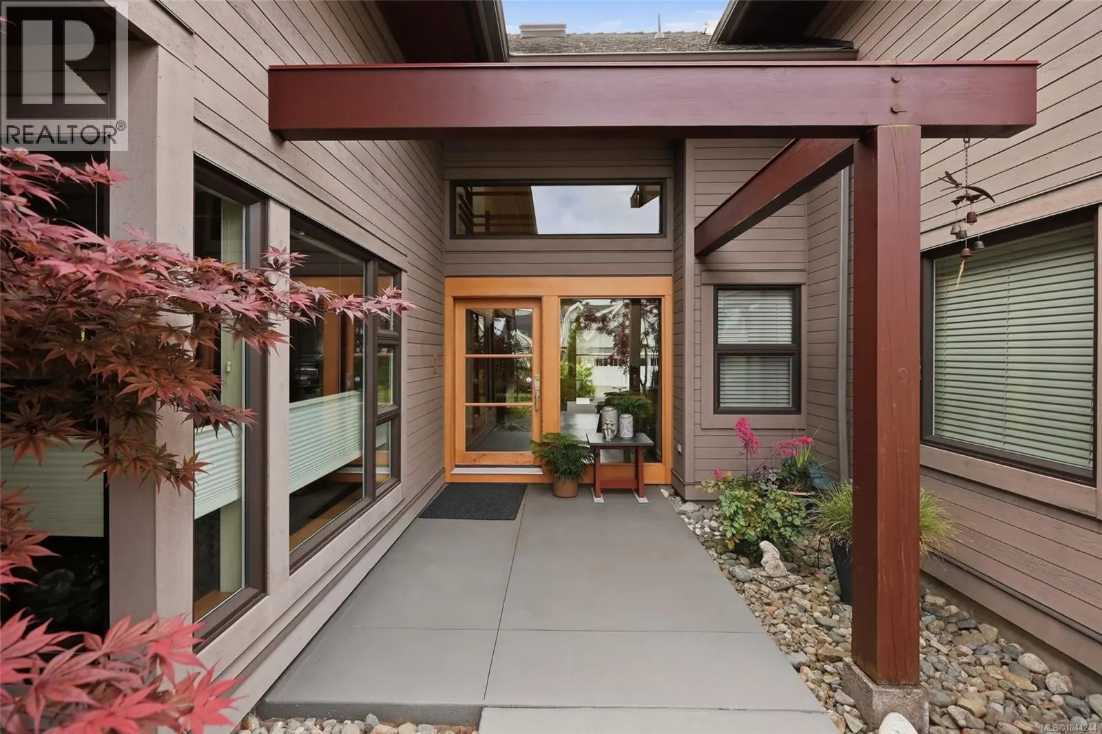 880 Bluffs Dr