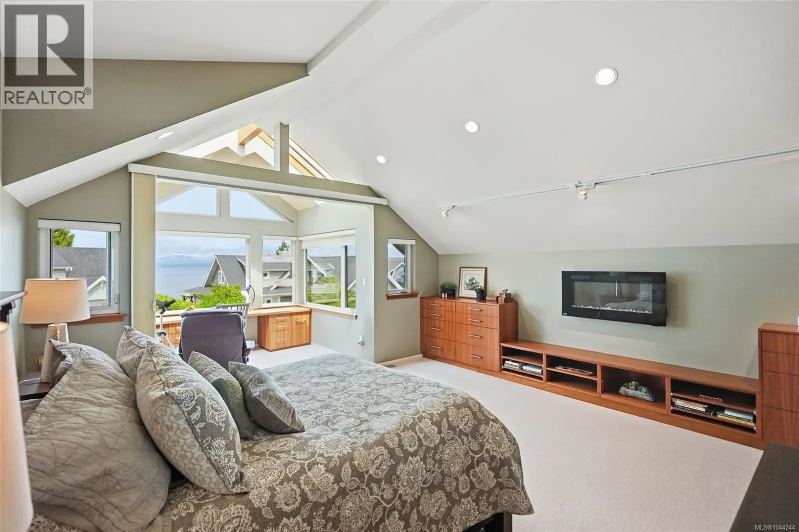 880 Bluffs Dr