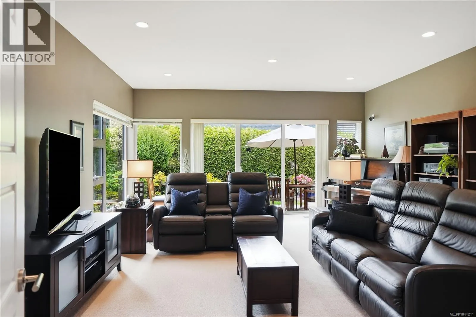 880 Bluffs Dr