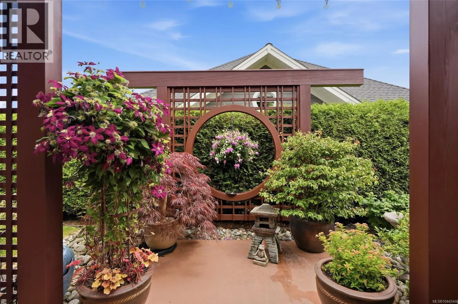 880 Bluffs Dr