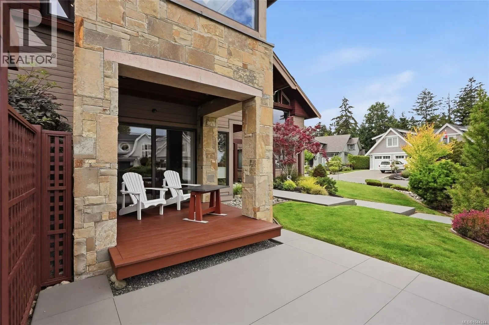 880 Bluffs Dr
