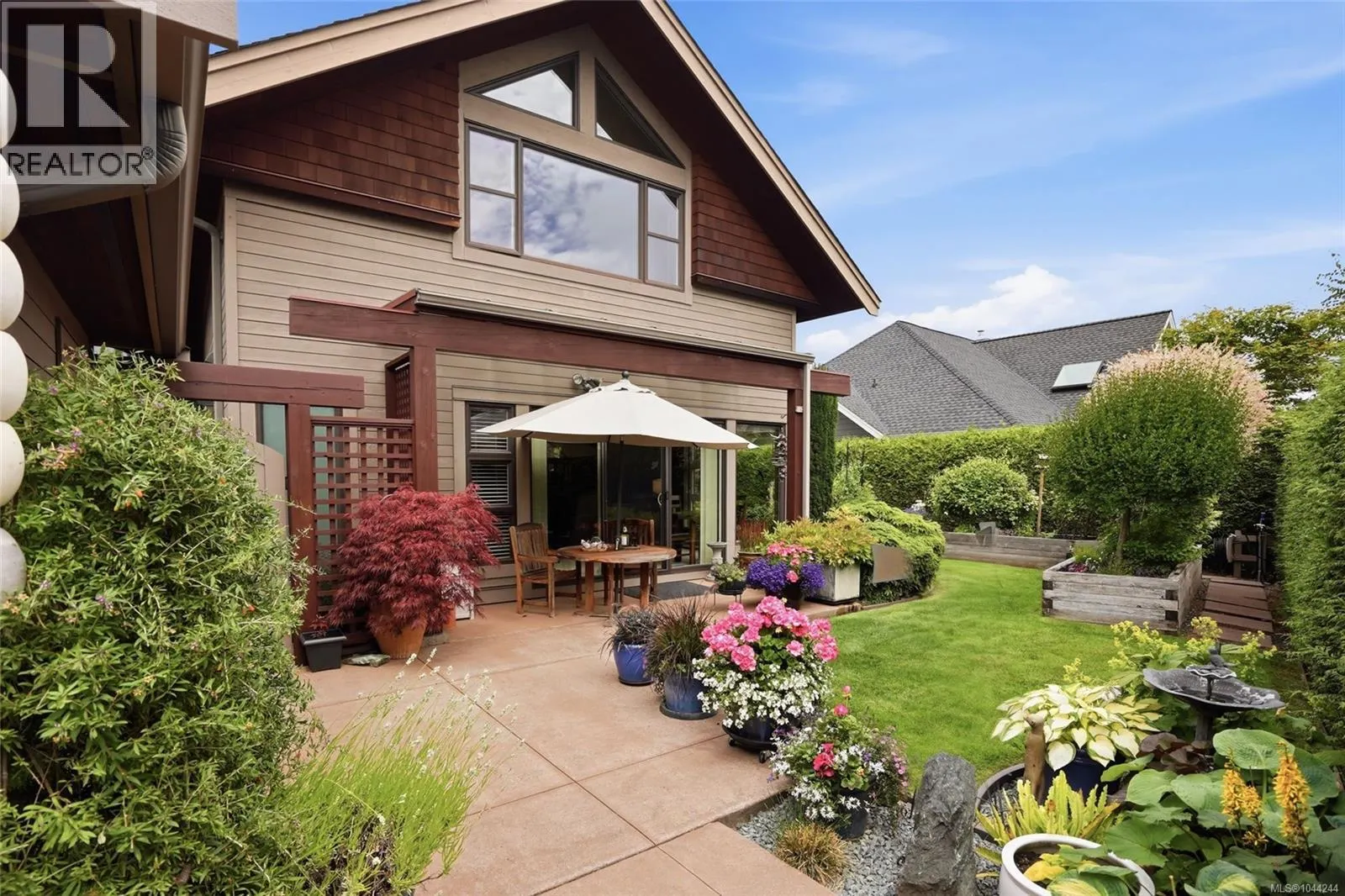 880 Bluffs Dr