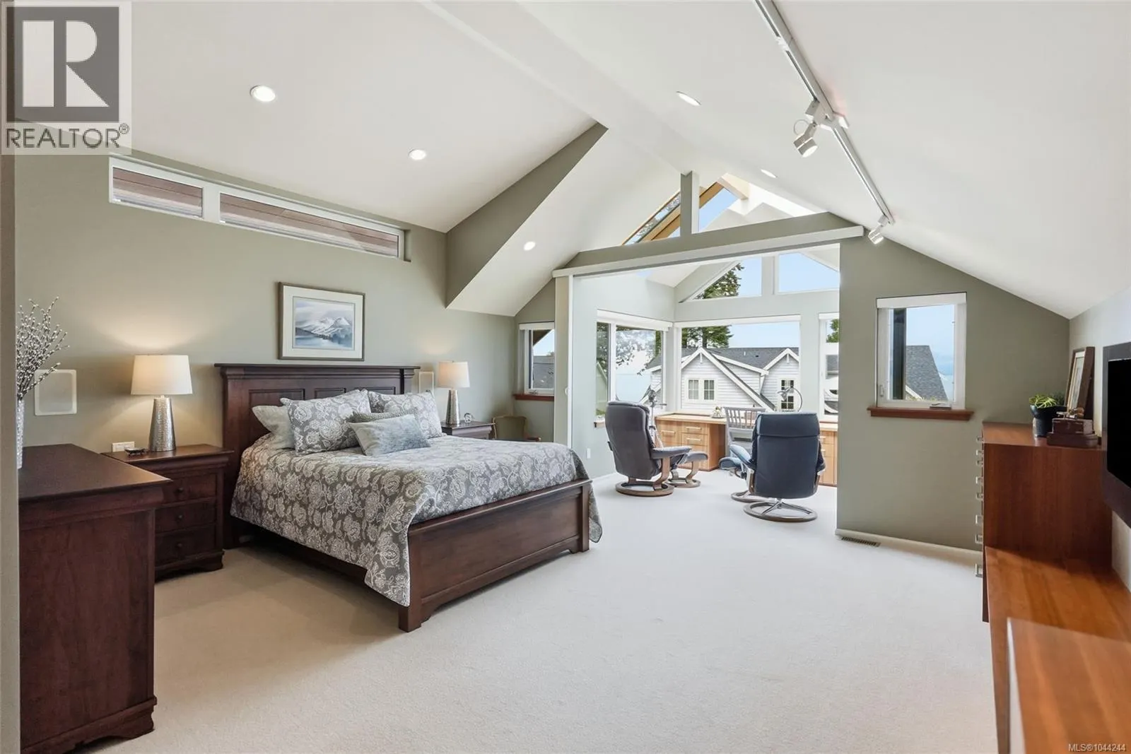 880 Bluffs Dr