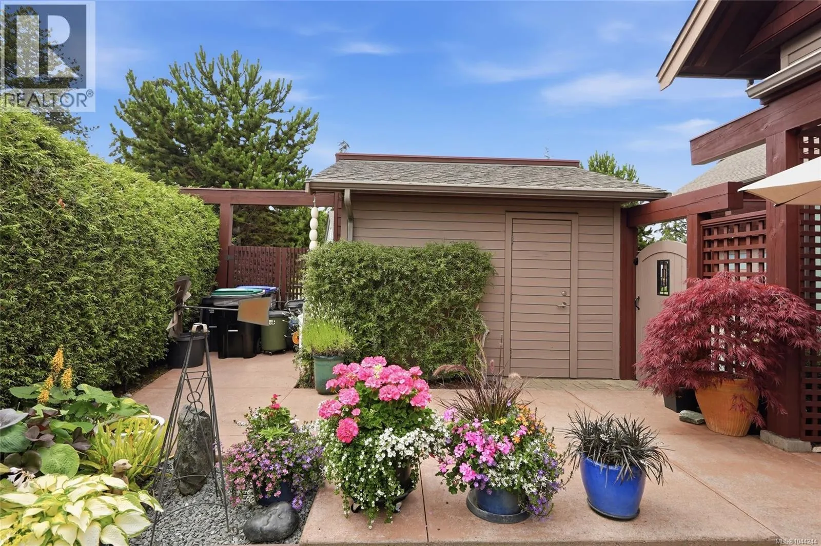 880 Bluffs Dr