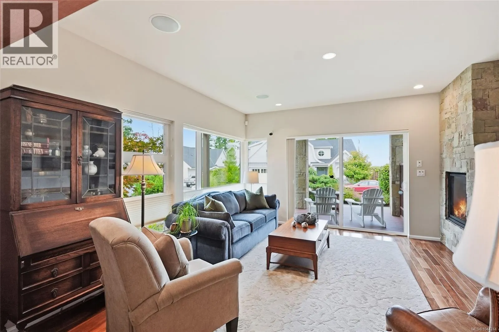 880 Bluffs Dr