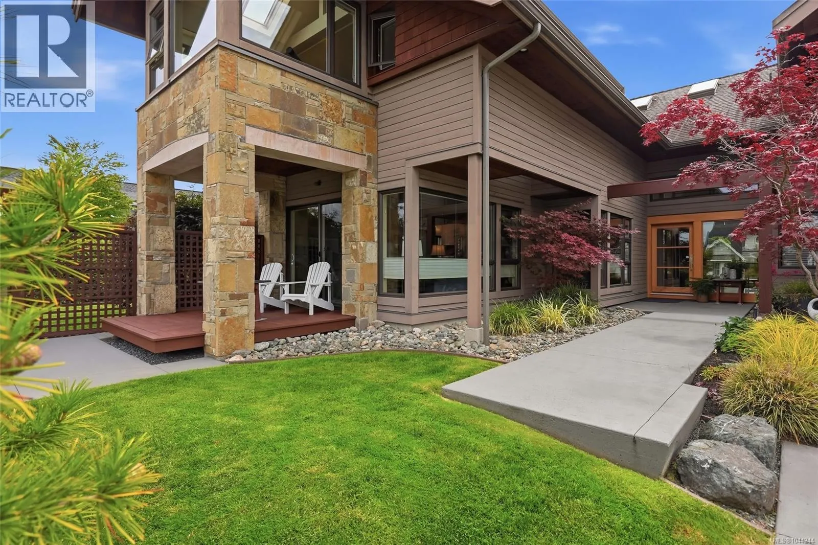 880 Bluffs Dr