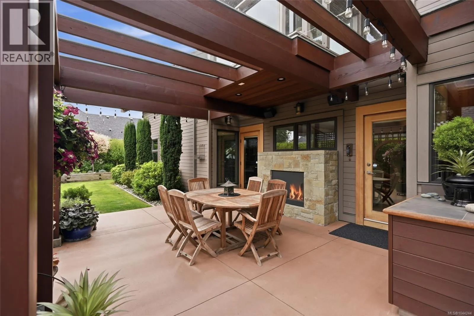 880 Bluffs Dr