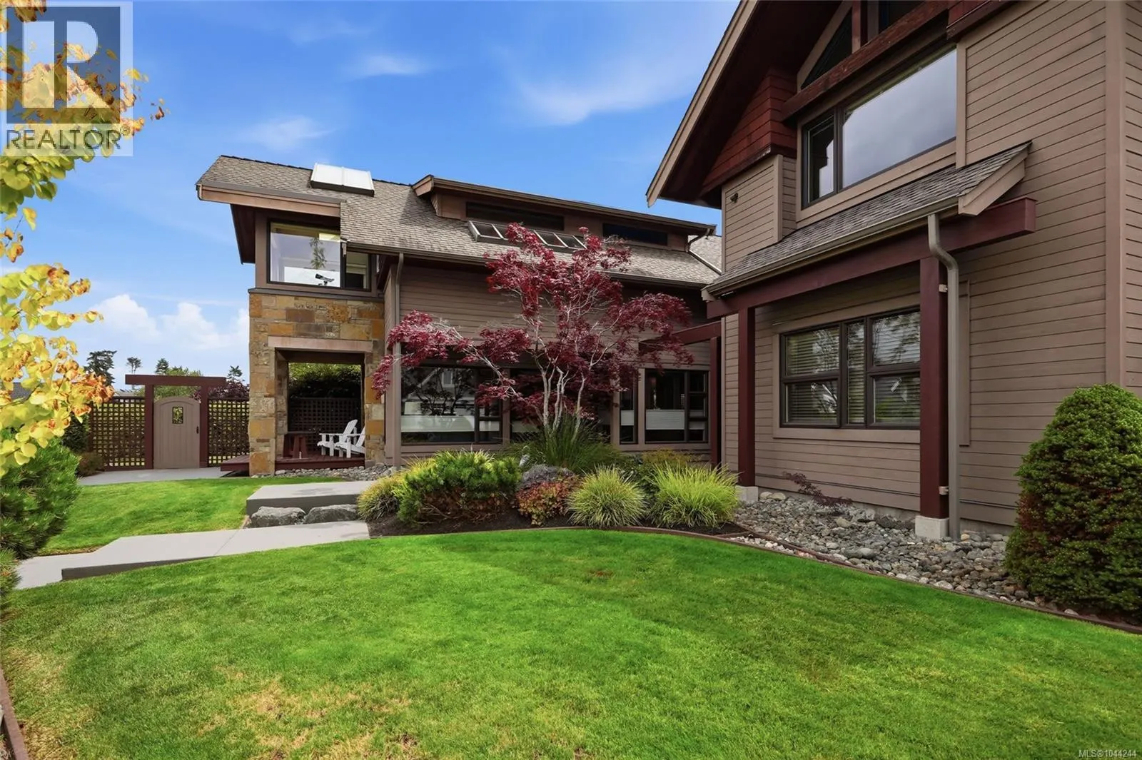 880 Bluffs Dr