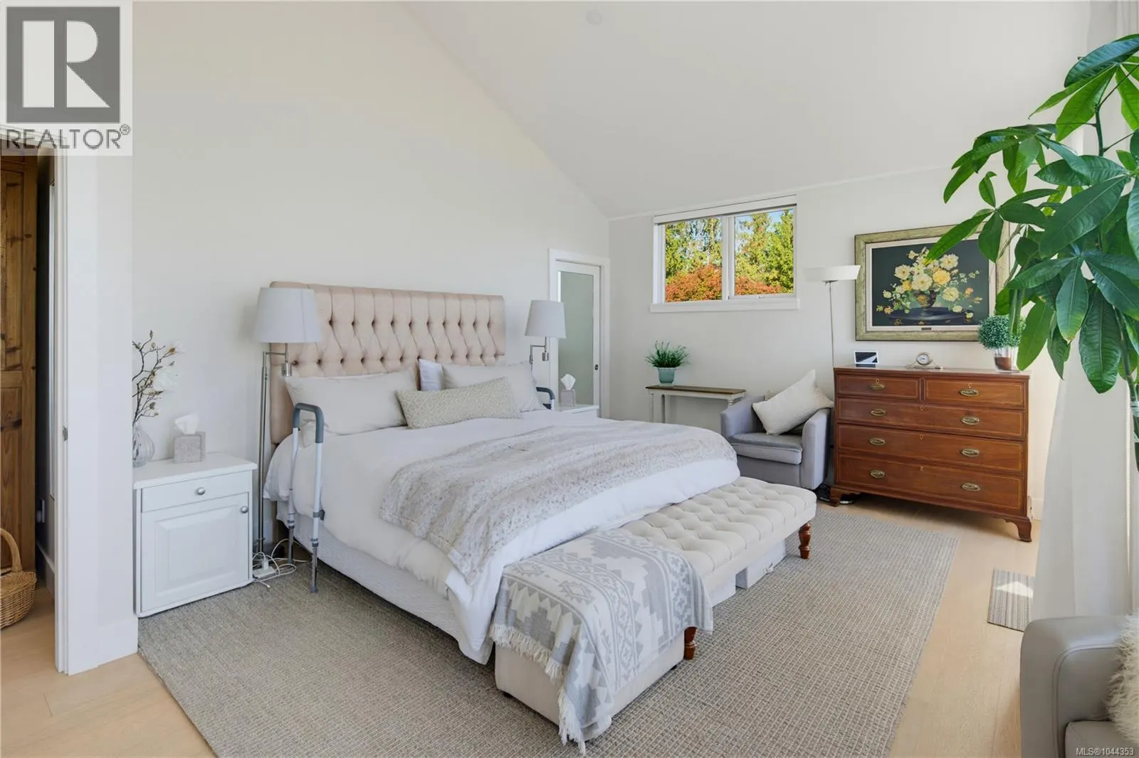 5 4771 Cordova Bay Rd