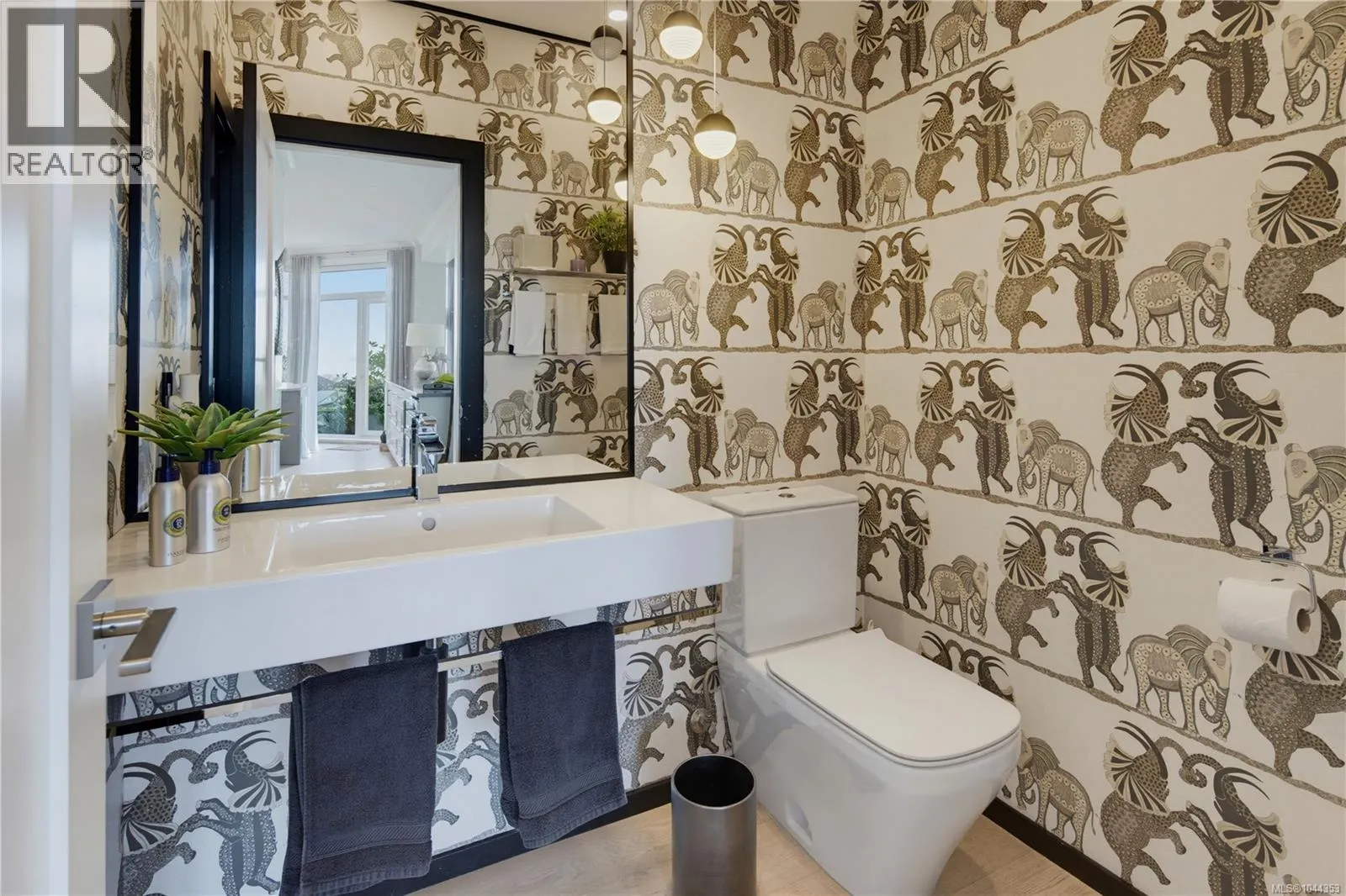 5 4771 Cordova Bay Rd