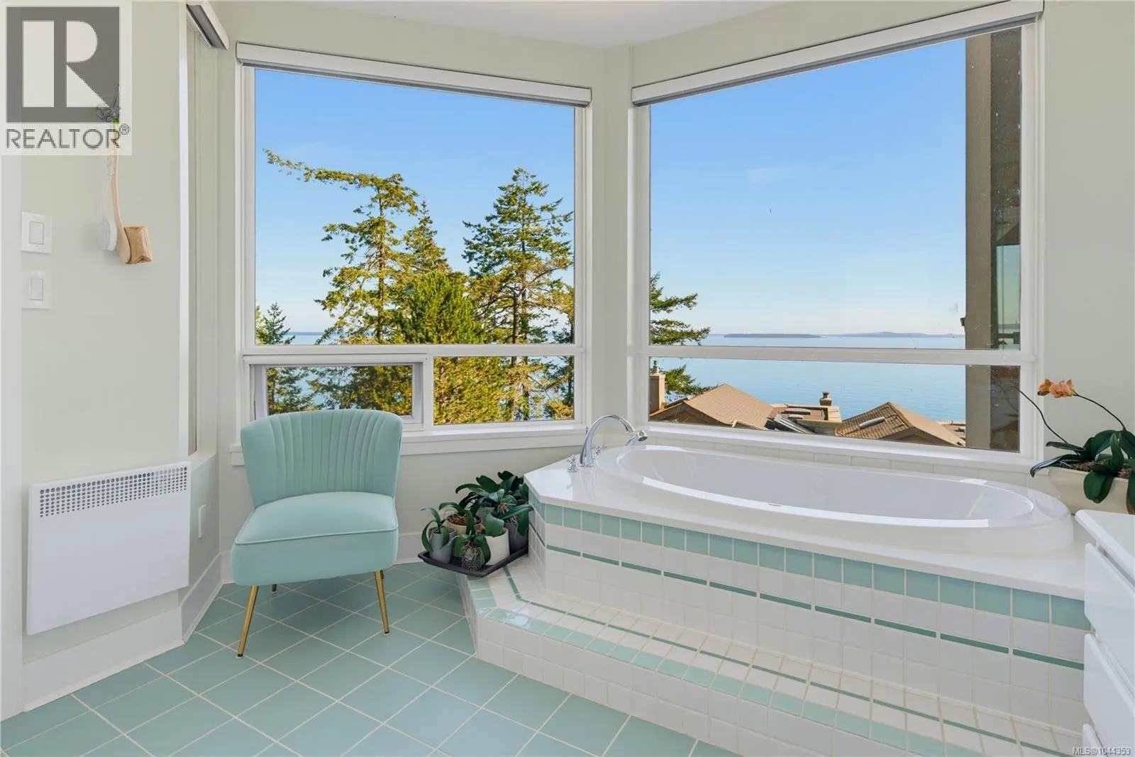 5 4771 Cordova Bay Rd