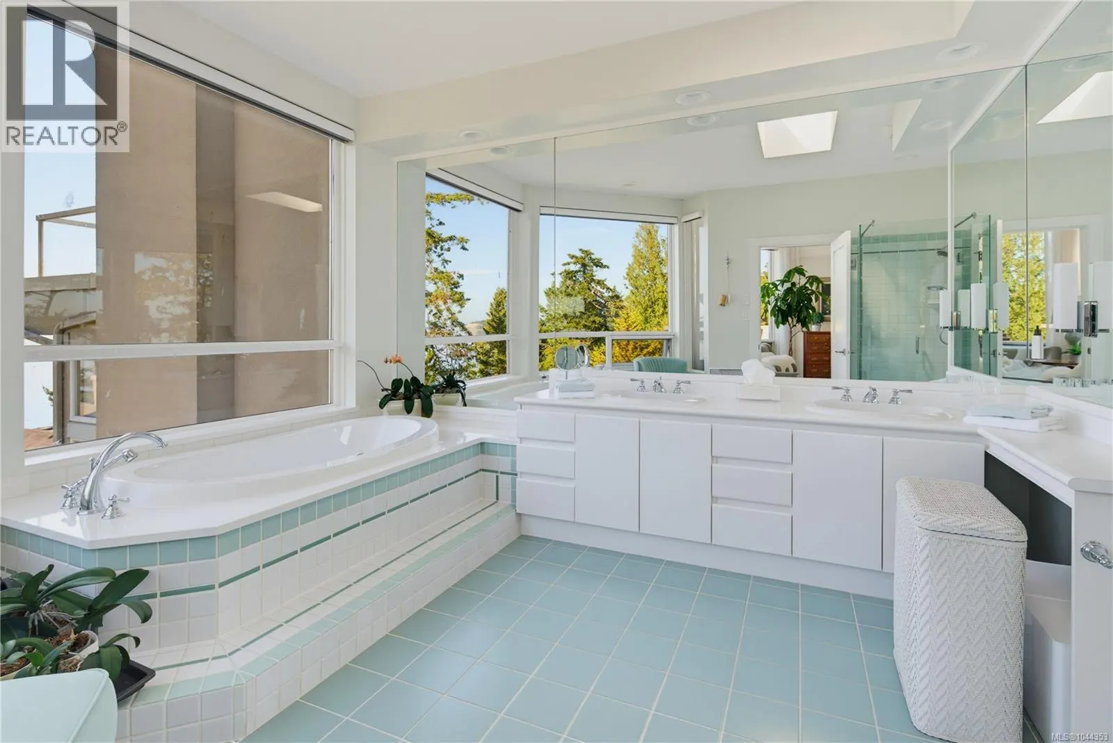 5 4771 Cordova Bay Rd