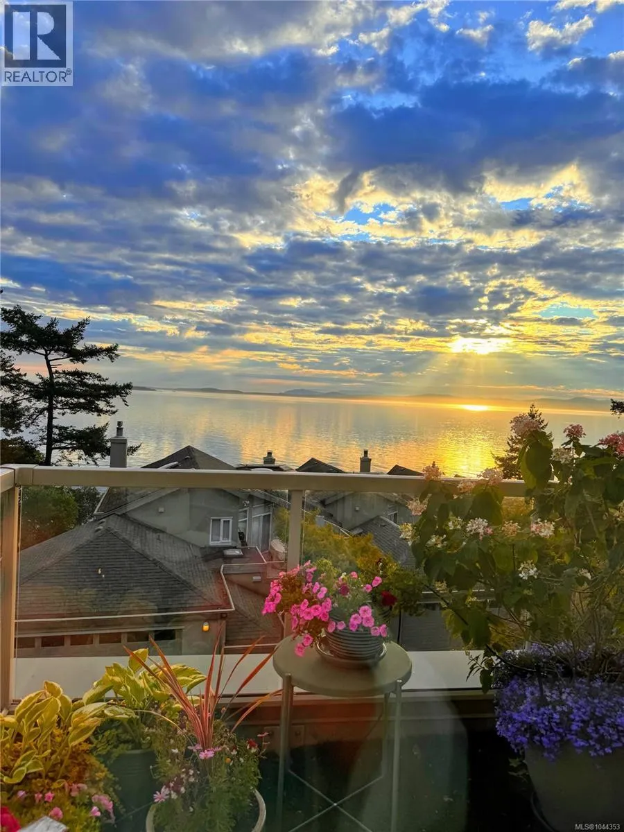 5 4771 Cordova Bay Rd