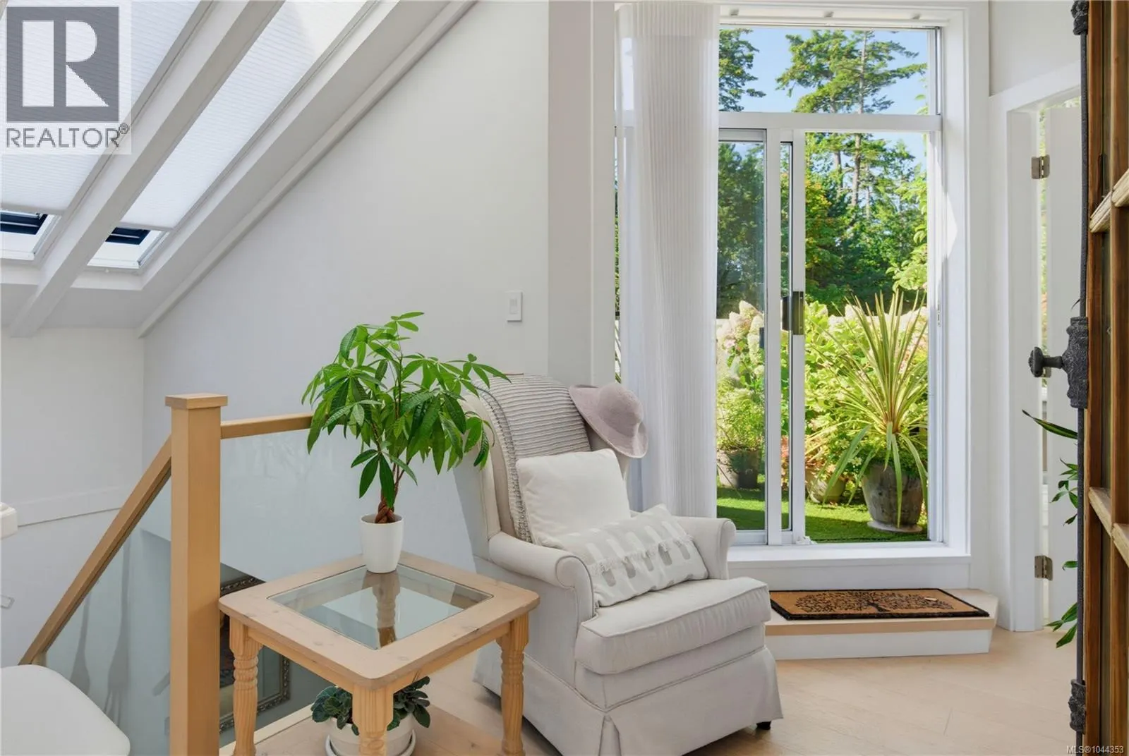 5 4771 Cordova Bay Rd