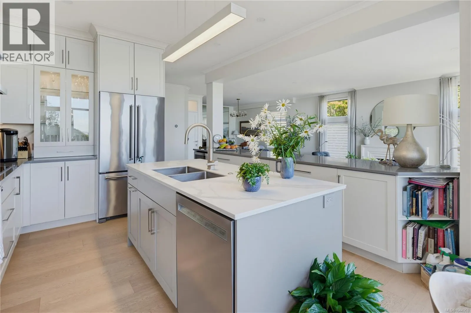 5 4771 Cordova Bay Rd