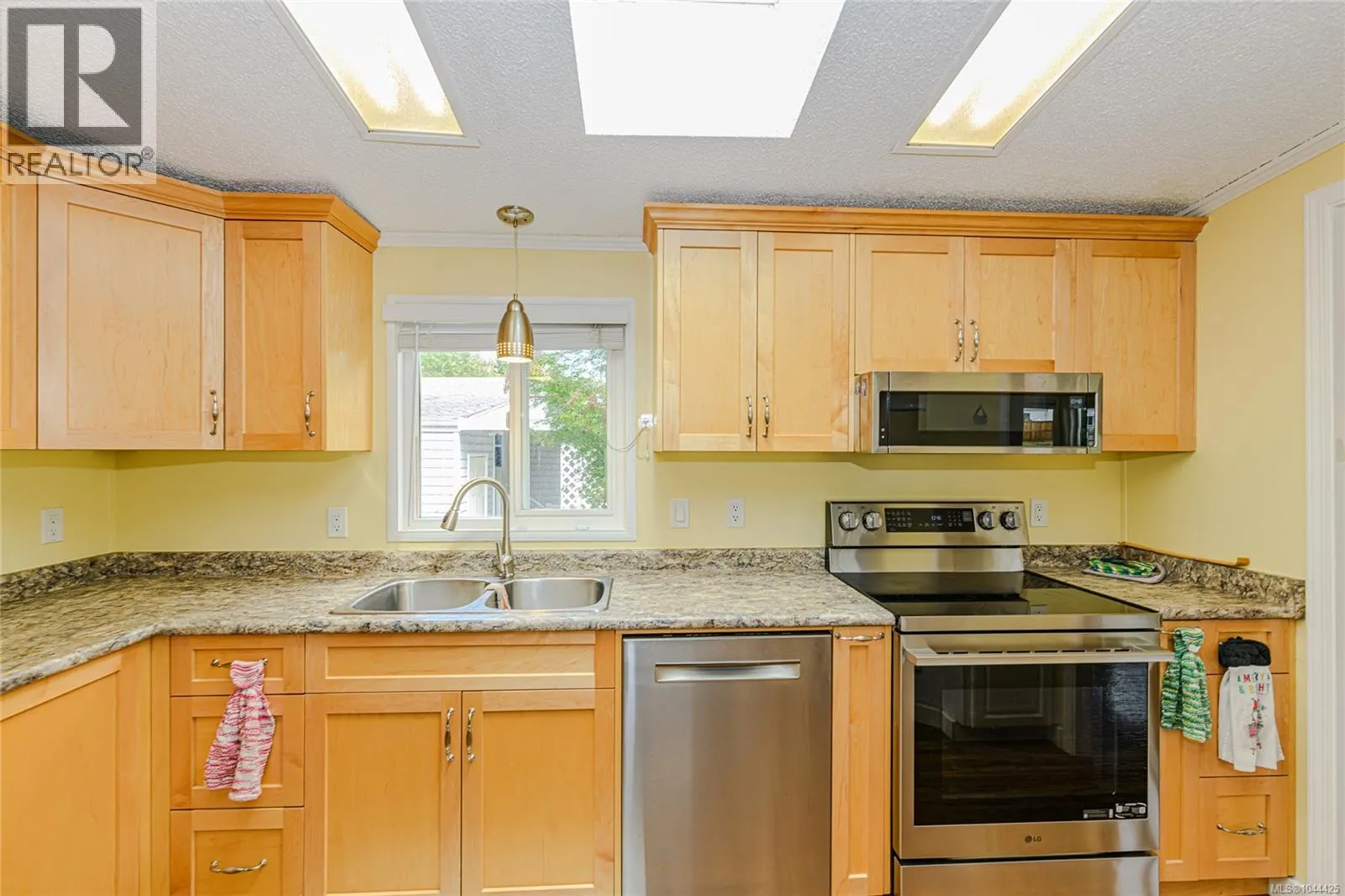 9 1927 Tzouhalem Rd