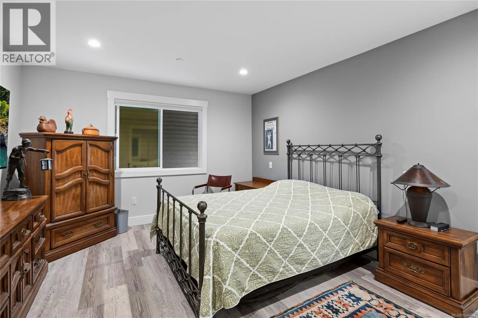 242 Sunningdale Rd E