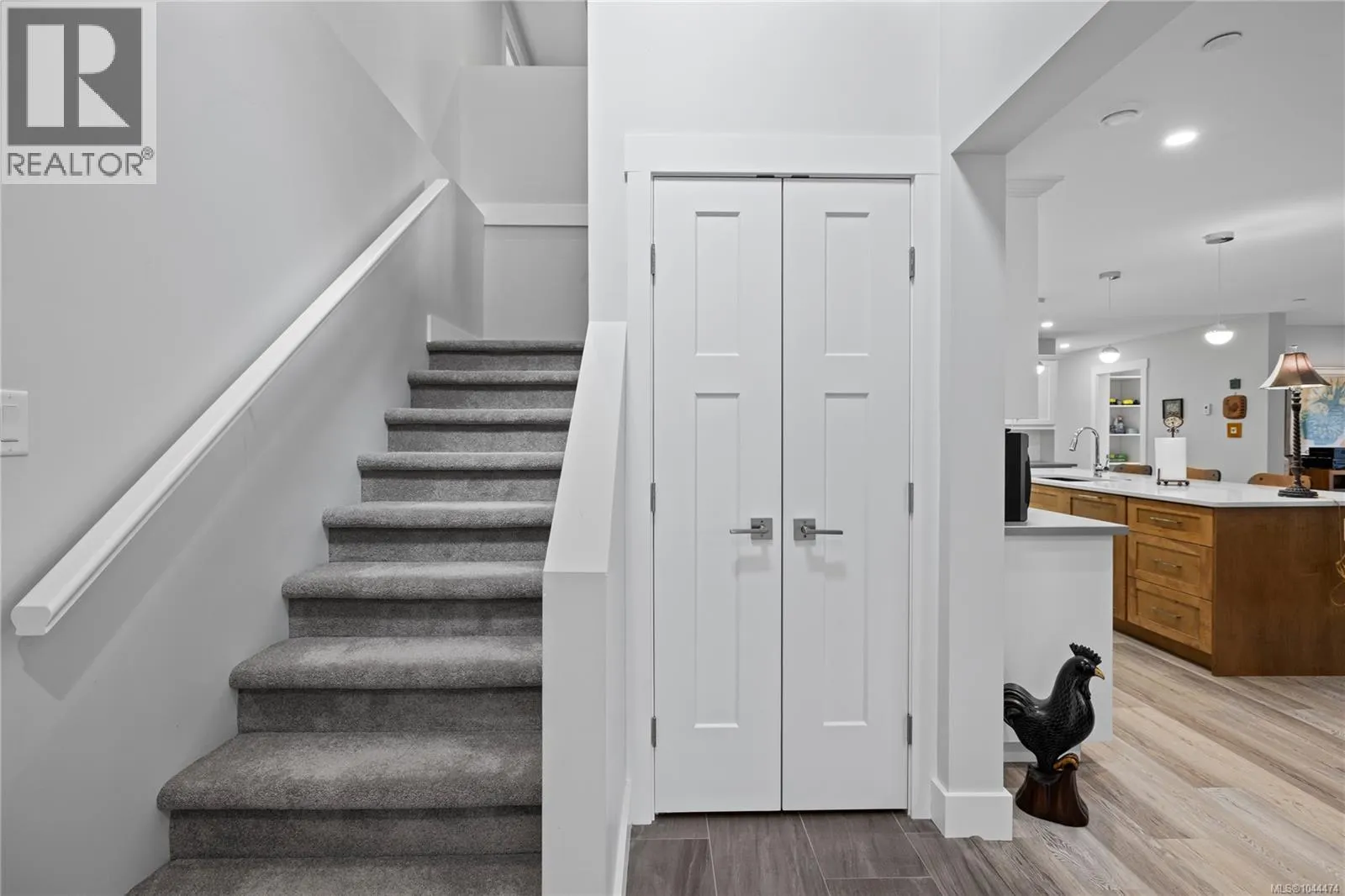 242 Sunningdale Rd E
