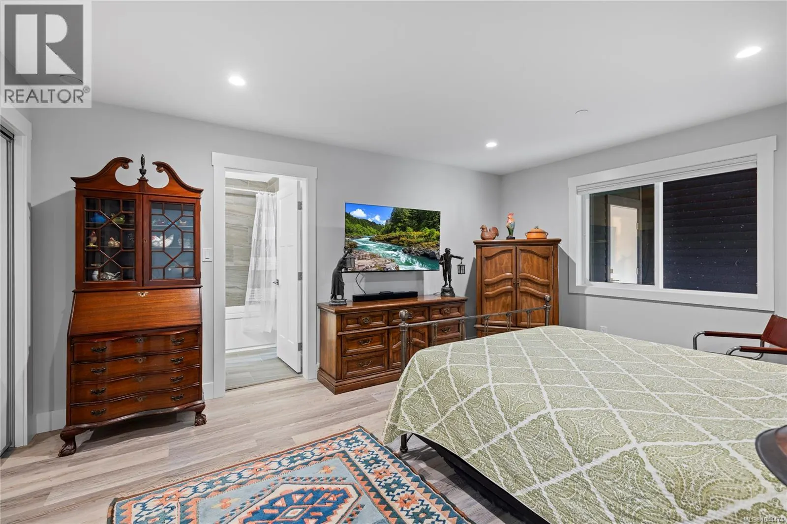 242 Sunningdale Rd E