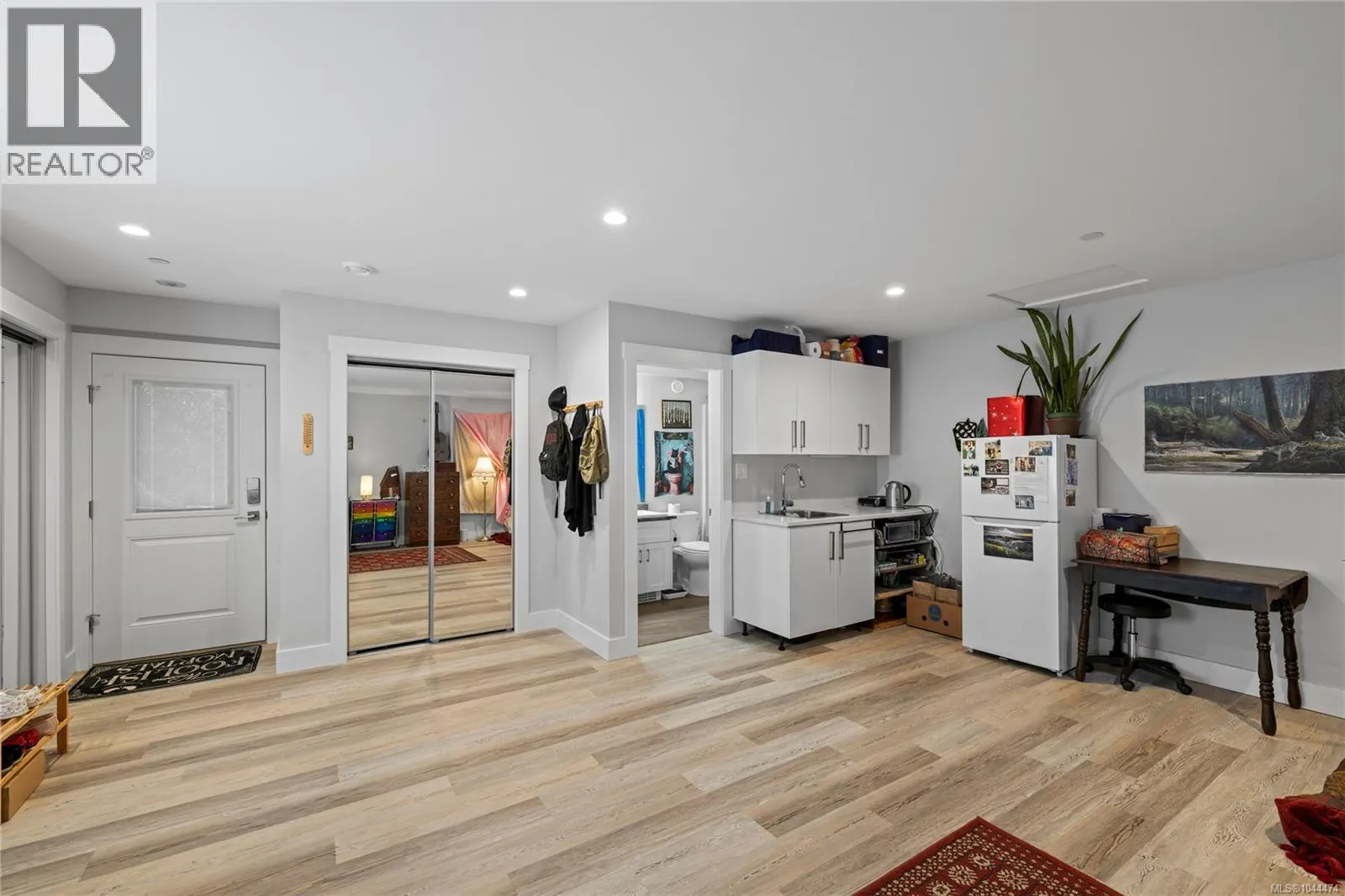 242 Sunningdale Rd E