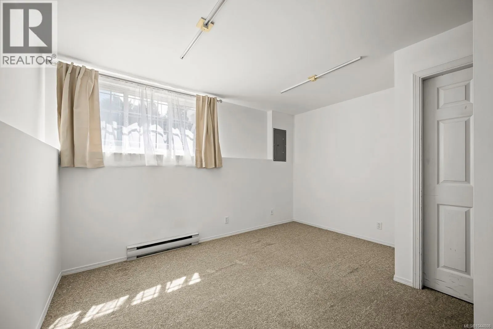 B 2221 Embleton Cres