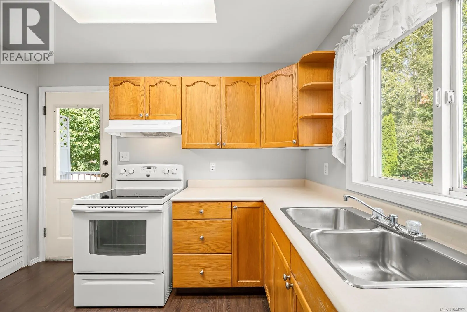 B 2221 Embleton Cres