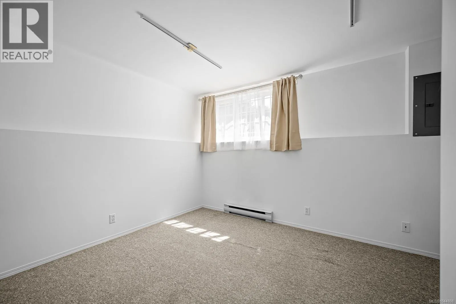 B 2221 Embleton Cres
